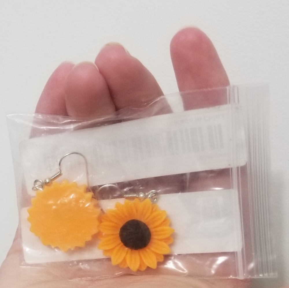 NWT sunflower earrings